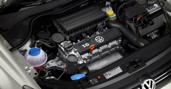 Volkswagen имаше отлични 1,6-литрови двигатели от серията BSE/BSF: осем клапана, с ангренажен ремък, с просто разпределено впръскване, приличен експлоатационен живот и ремонтируеми. Тези двигатели се радваха на заслужена любов и собствениците на германските машини не можеха да им се нарадват. 

С течение на времето търговците и еколозите размахаха пръсти, в резултат на което се появи серията двигатели EA111. Не говорим за 1.4 TSI (който може да бъде и от сериите EA111 и EA211), а конкретно за MPI двигатели със същия обем от 1.6 литра и с разпределено впръскване. Вярно, те са с шестнадесет клапана, а не осем, както беше при старите BSE/BSF. 

Всъщност този двигател не е особено &bdquo;германски&ldquo;. Той се произвежда в Калуга, тъй като оборудваните с него коли са предназначени за руския пазар, както и за страни като Индия и Мексико.
